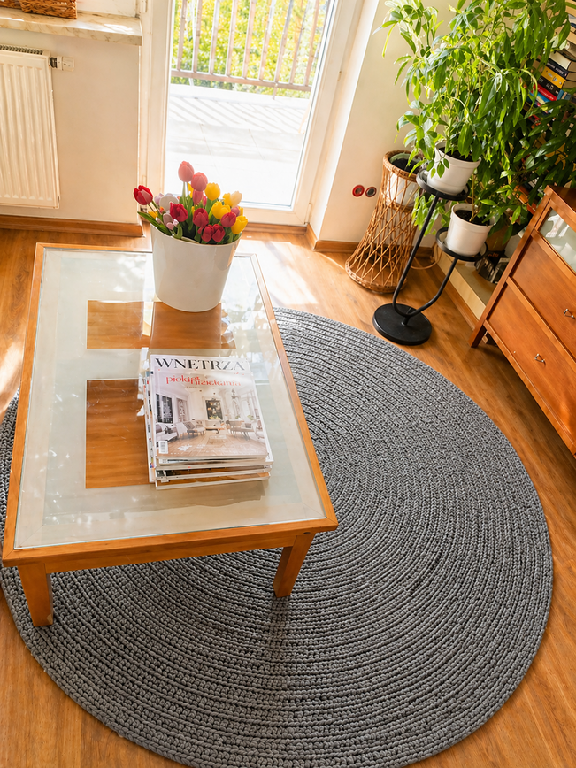 Okrągły szary dywan ze sznurka handmade do salonu